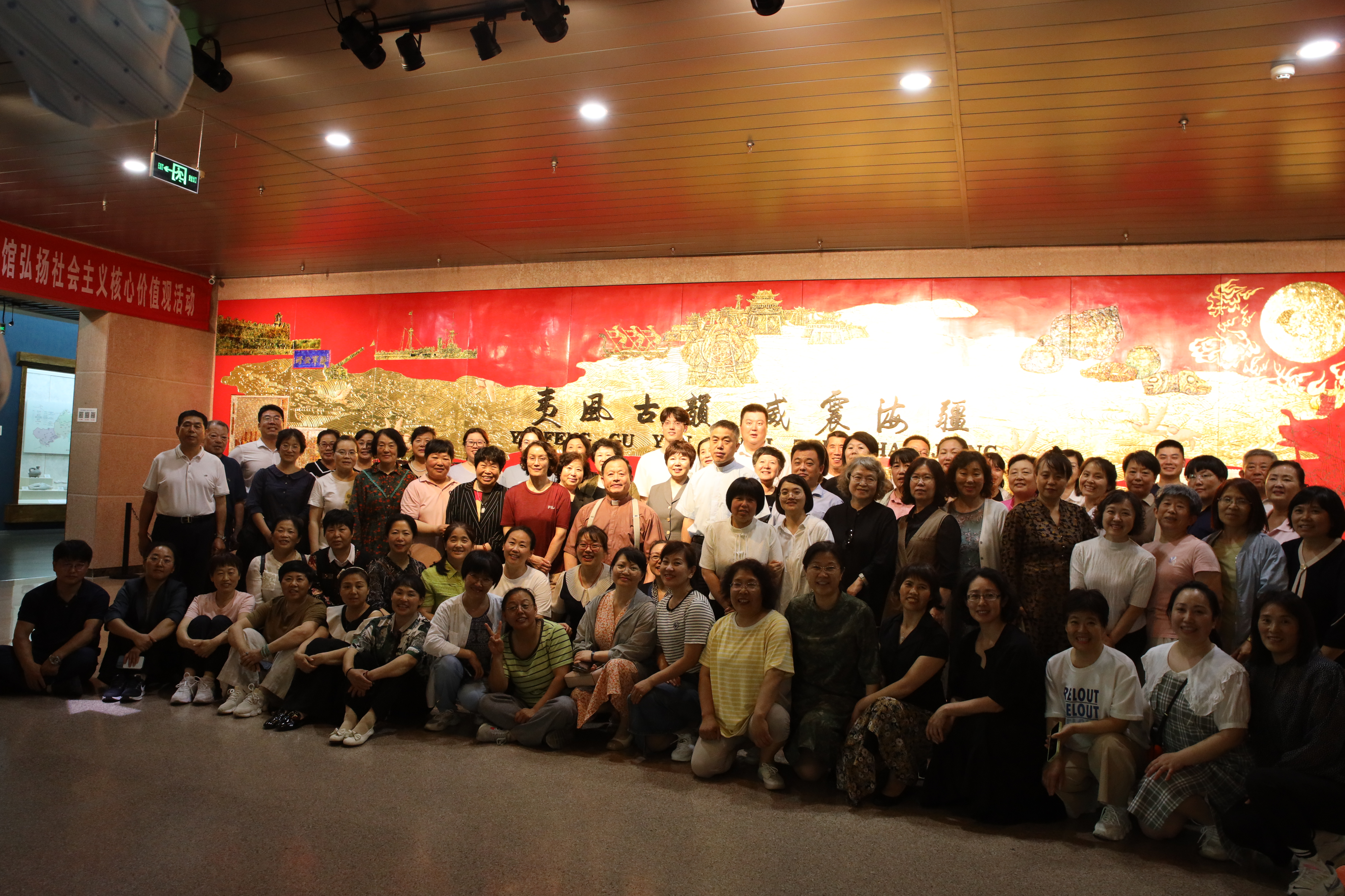 参观威海市博物馆.jpg