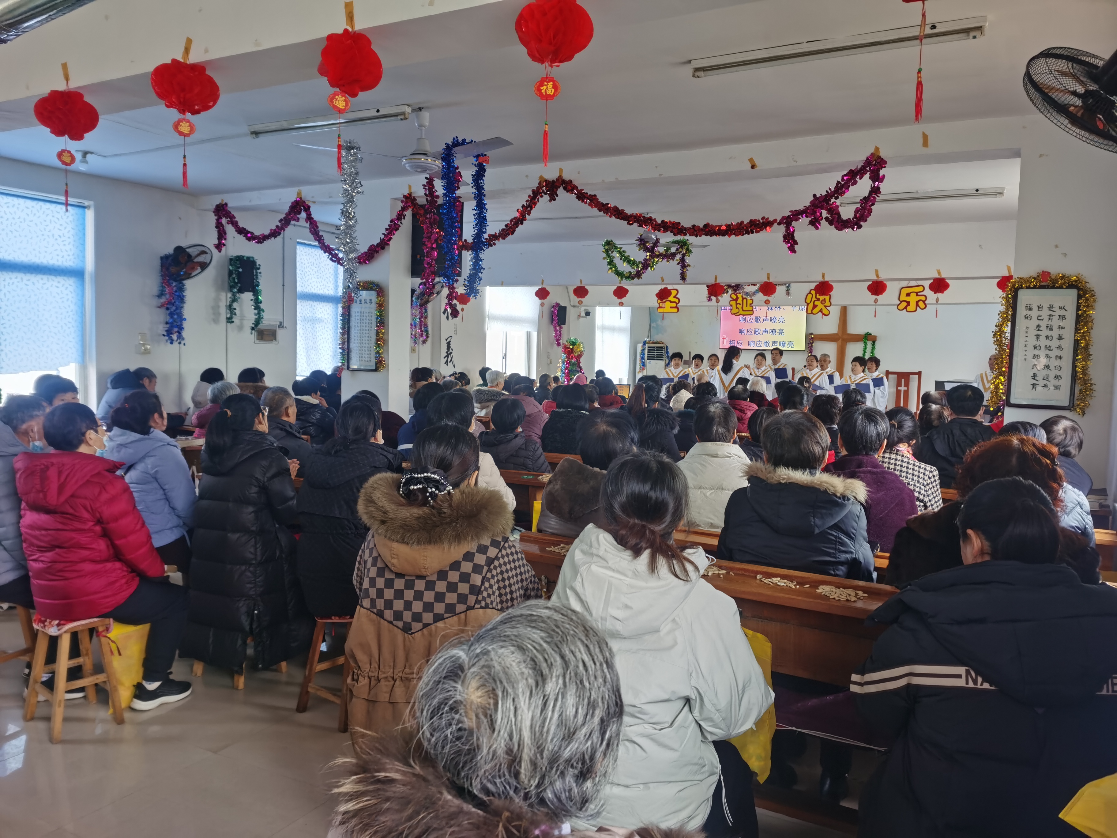 威海市临港区草庙子镇基督教活动场所欢庆圣诞2.jpg